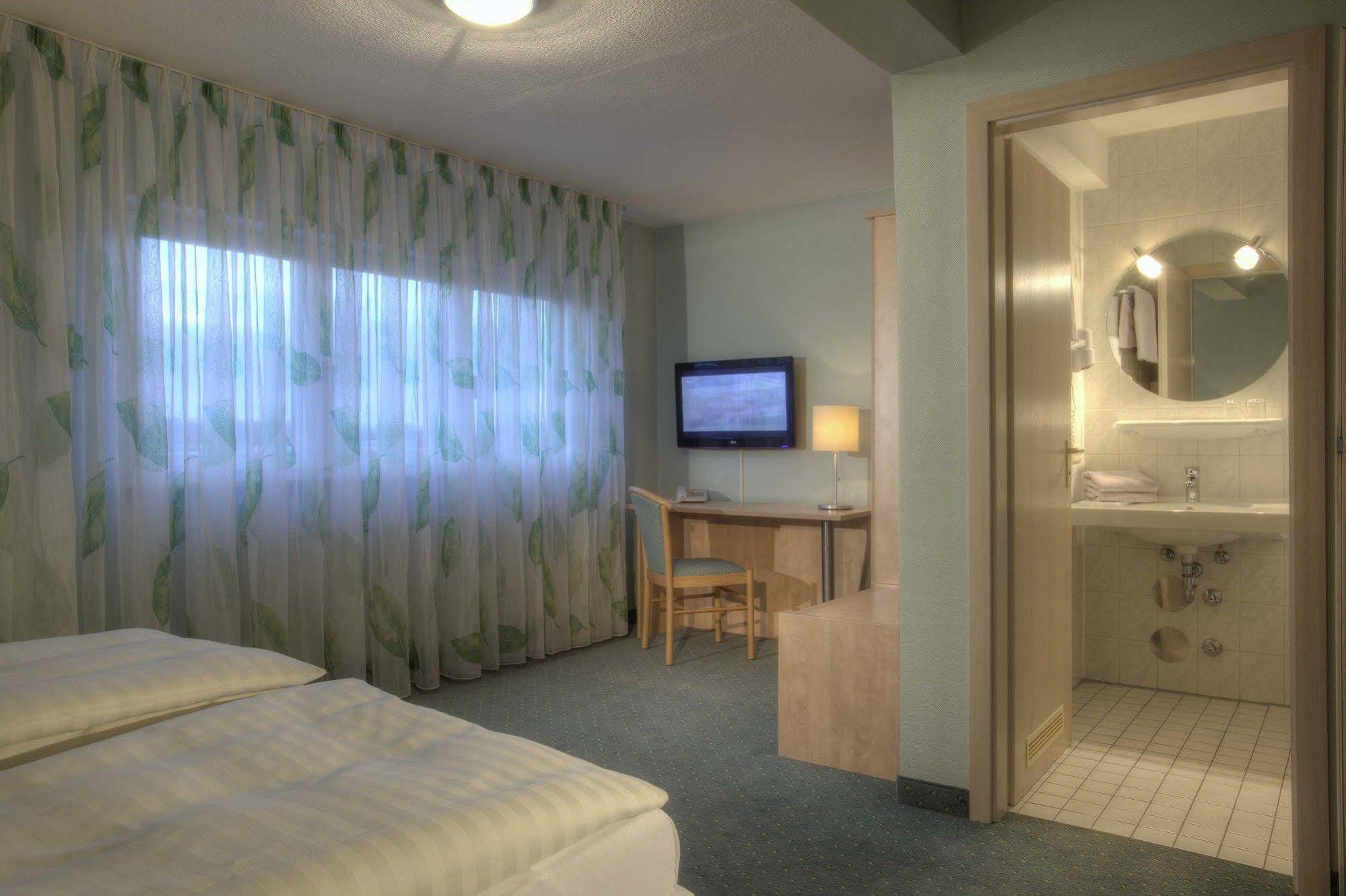 Hotel Zur Muehle Urbach  Esterno foto